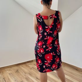 Heni elől-hátul V-nyakú ruha - piros matyó mintás