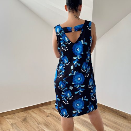 Heni elől-hátul V-nyakú ruha - kék matyó mintás